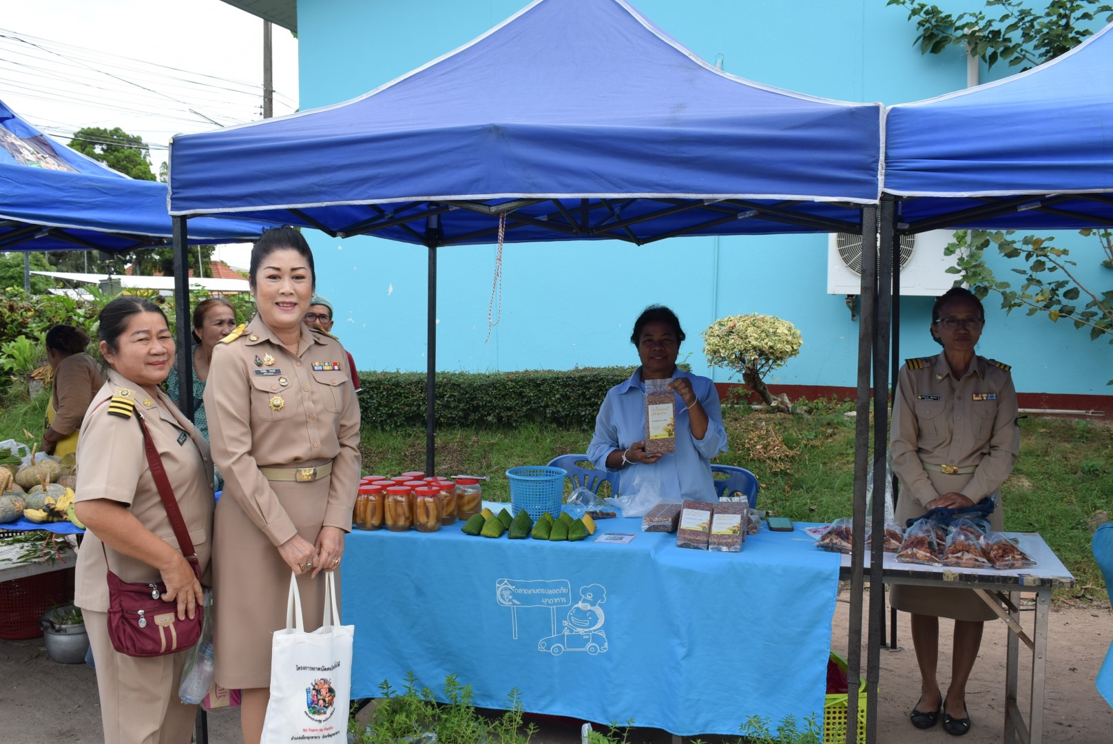 📢 สพอ.เมืองมุกดาหาร ร่วมโครงการพัฒนาตลาดสินค้าเกษตร ผลักดันผลิตภัณฑ์ OTOP และผลิตภัณฑ์ “โคก หนอง นา โมเดล” สร้างรายได้ให้ชุมชน ประจำเดือนพฤศจิกายน ๒๕๖๘ 📢