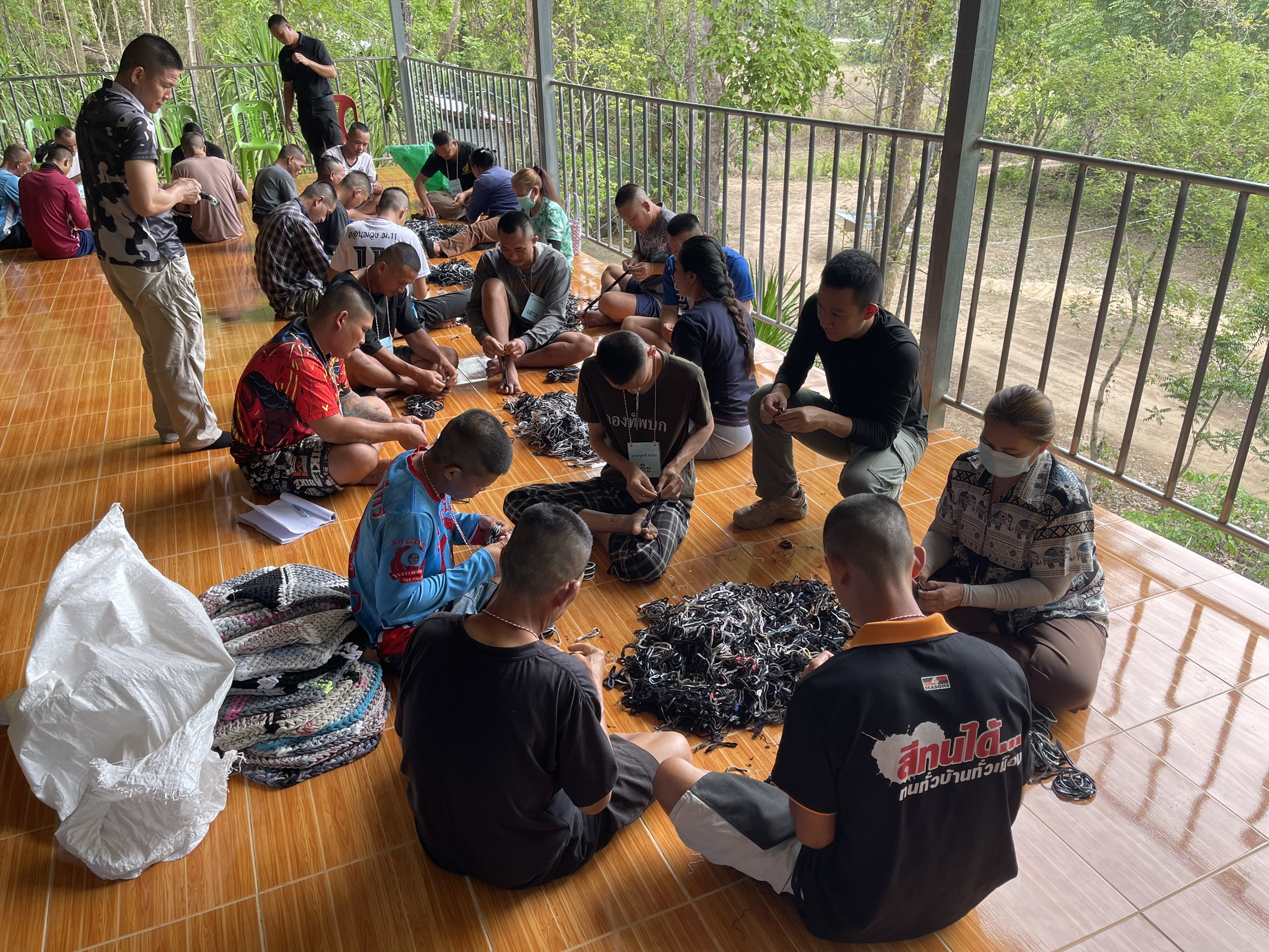 📢 สพอ.เมืองมุกดาหาร ฝึกอาชีพการทำพรมเช็ดเท้าแก่ผู้เข้ารับการอบรม ตามโครงการศูนย์รวมพลังรักศรัทธาแก้ไขปัญหายาเสพติดแบบบูรณาการ อำเภอเมืองมุกดาหาร จังหวัดมุกดาหาร 📢