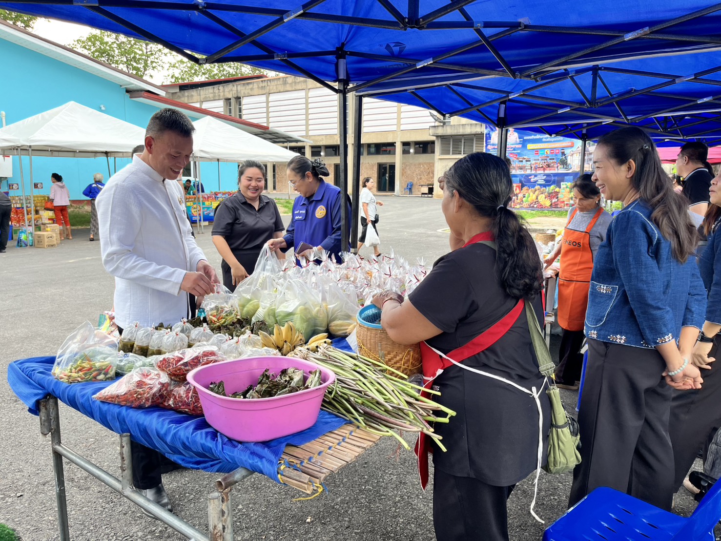 📢 สพอ.เมืองมุกดาหาร ขานรับนโยบาย “ไทยช่วยไทย” หนุนผู้ผลิต ผู้ประกอบการ OTOP จำหน่ายสินค้า ลดค่าครองชีพประชาชน 📢